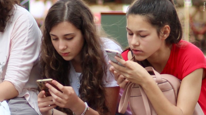 U.S. Senators are working to limit cell phone use in schools.