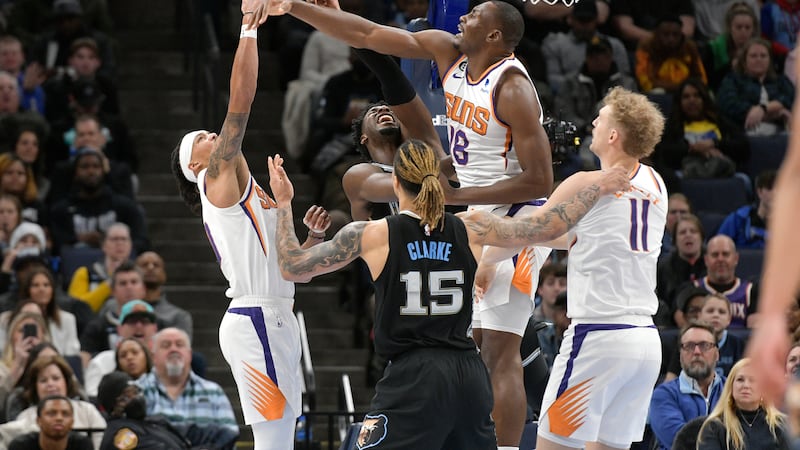 Phoenix Suns center Bismack Biyombo defends against Memphis Grizzlies forward Jaren Jackson...