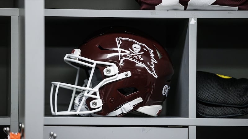 Mississippi State honors Coach Mike Leach